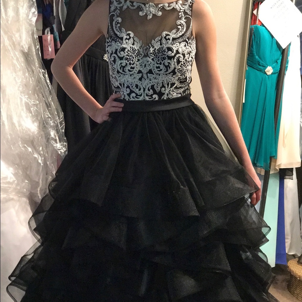 Women. Prom. Dress - Picture 1 of 7